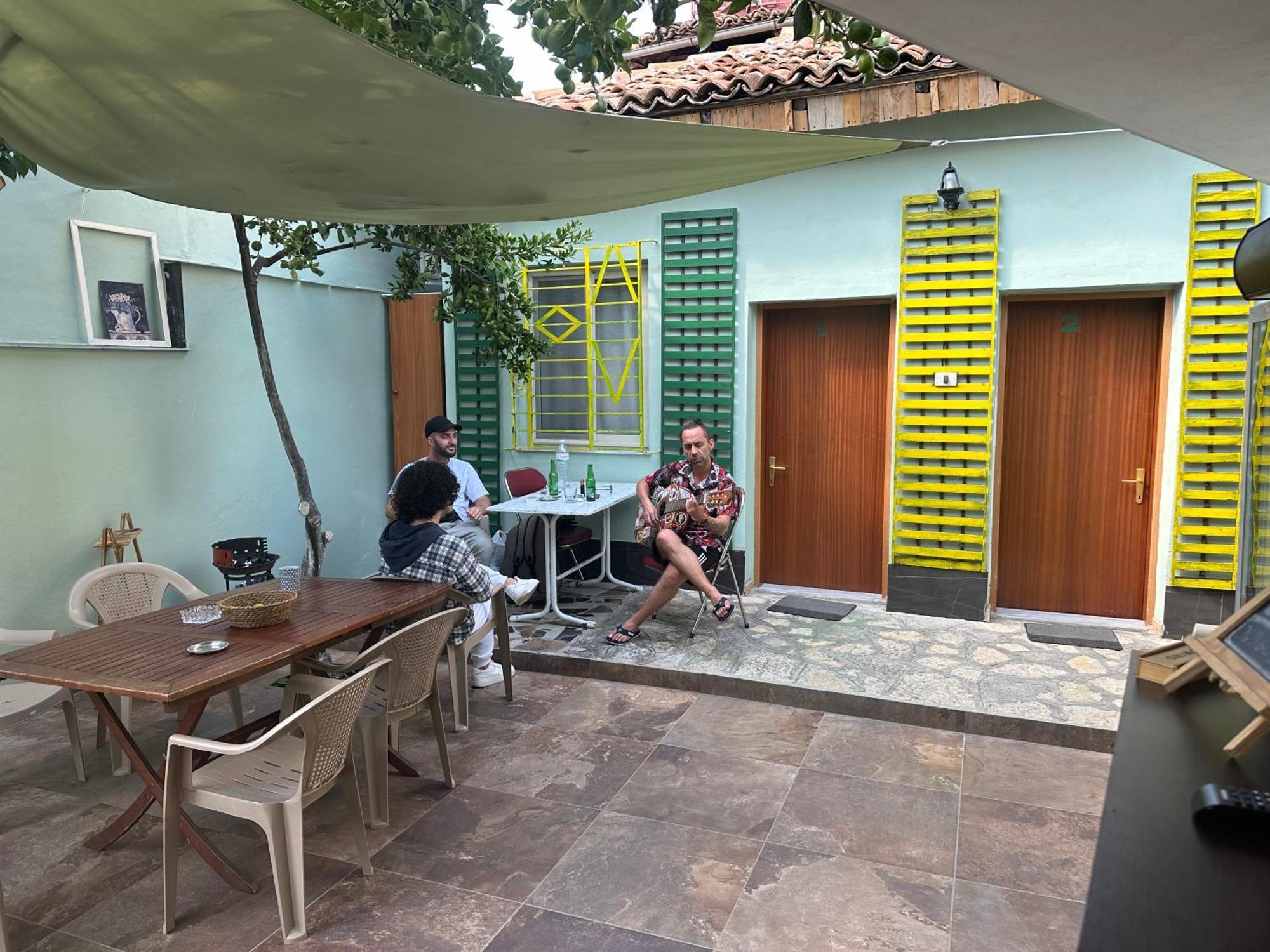 Tirana Lemon Breeze Hostel מראה חיצוני תמונה